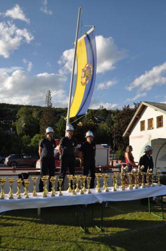 Fahnenabordnung mit Pokale